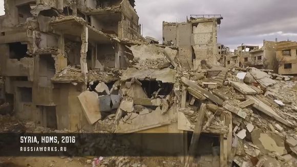 Un drone russe filme les rues dévastées de Homs en Syrie