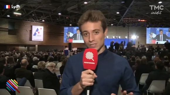 "Quotidien" : Hugo Clément frappé à coups de drapeau français au meeting de François Fillon