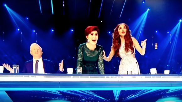 Quatre spectateurs envahissent le plateau de "X Factor" après la prestation d'une candidate