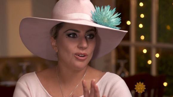 Lady Gaga fond en larmes lors d'une interview pour CBS