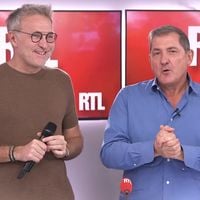 "Les Grosses Têtes" : Yves Calvi invité d'une émission spéciale mercredi sur RTL... à 9h !