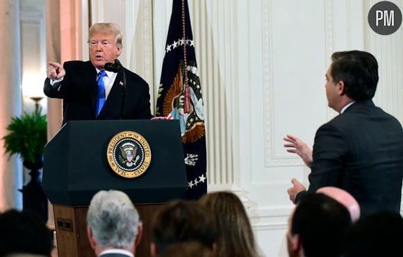 Donald Trump face à Jim Acosta.