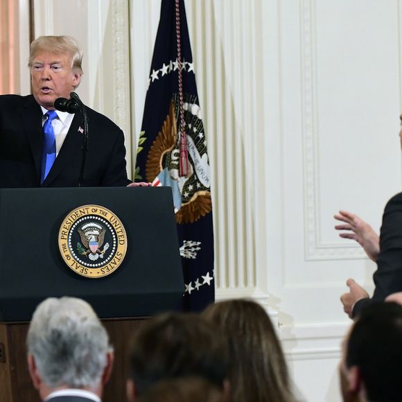 Donald Trump face à Jim Acosta.
