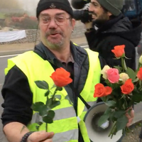 Un Gilet jaune offre des roses à des journalistes de France Télévisions