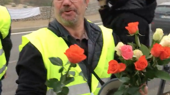 Un Gilet jaune offre des roses à des journalistes de France Télévisions