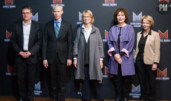 Franck Riester entouré notamment de Françoise Nyssen, Laurence Herszberg et Frédérique Bredin à Séries Mania