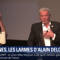 "Je vais partir" : Alain Delon en larmes en recevant sa Palme d'honneur à Cannes