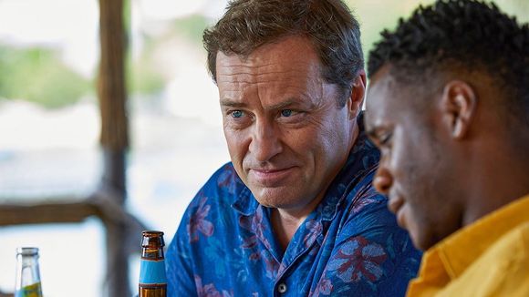 Audiences : "Les bracelets rouges" leader en hausse, bon retour pour "Meurtres au paradis", W9 et Arte au million