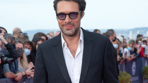 Nicolas Bedos appelle à la résistance contre les mesures anti-COVID-19, Olivier Véran condamne ses propos