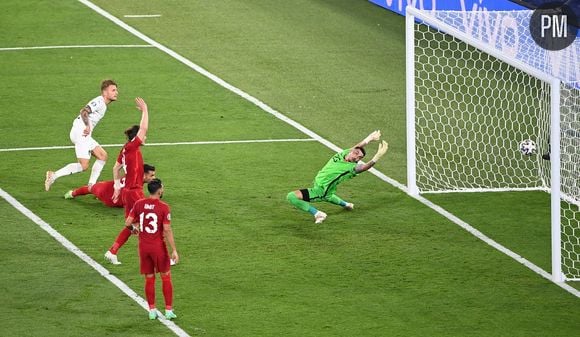 L'Italie l'emporte 3 buts à 0 sur la Turquie.