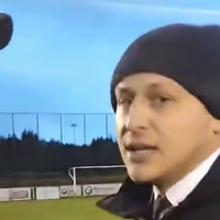 Le youtubeur Loris Giuliano pète les plombs lors d'un match de football en Belgique et s'attaque à un journaliste