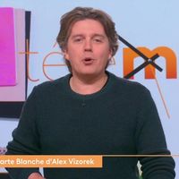 Alex Vizorek se paye l'Eurovision sur France 2 : "Des groupes cocaïnomanes serbo-croates qui tapent sur des casseroles"