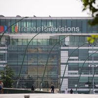 Conflit avec TF1, conventions "douloureuses", JO 2024... Ce que cachent les attaques contre France Télévisions