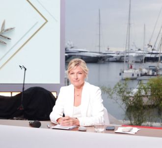 Anne-Elisabeth Lemoine à Cannes dans 'C à vous'.
