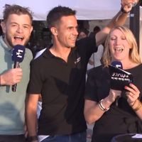 "On peut me recoiffer s'il vous plaît ?" : Eurosport achève le Tour de France dans une ambiance potache sur les Champs-Élysées