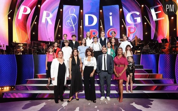 Faustine Bollaert, accompagnée du jury et des candidats de "Prodiges pop".