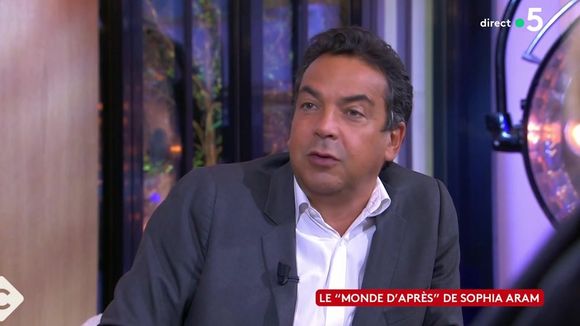 "Tu n'es plus la même qu'il y a 10 ans" : Patrick Cohen rend hommage à Sophia Aram dans "C à vous" sur France 5