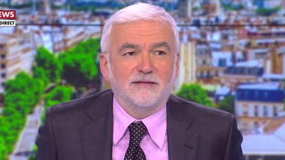 "Cette séquence est décorrélée de l'actualité" : Pascal Praud, épinglé pour des propos anti-palestiniens tenus hors-antenne, se défend