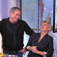 "C'est votre fan numéro 1" : Garou rend une petite visite surprise à Anne-Elisabeth Lemoine dans "C à vous"