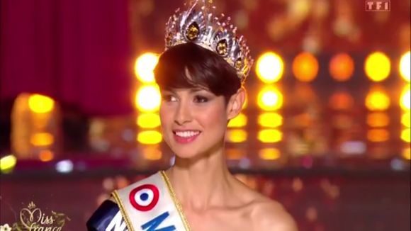 Miss France 2024 : Qui est Eve Gilles, la Miss Nord-Pas-de-Calais, qui a été sacrée hier soir sur TF1 ?