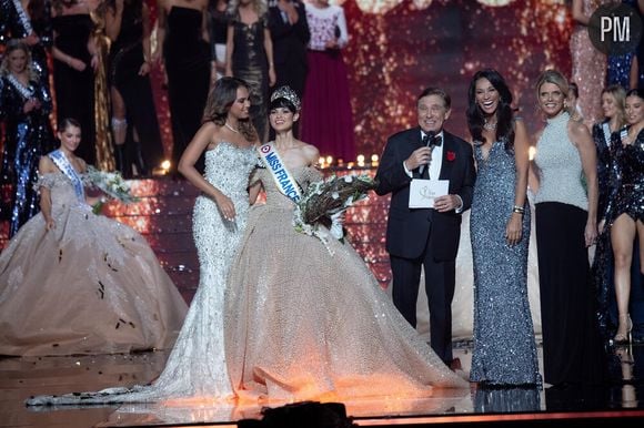 Miss Nord-Pas-de-Calais, Eve Gilles elue Miss France 2024. Election de Miss France 2024 en direct sur TF1 du Zenith de Dijon. Emission Miss France 2024 présentée par Jean-Pierre Foucault.