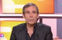 " Ça dit quelque chose de l'état d'esprit du pays" : David Pujadas ne voit "aucun problème" à ce que CNews devienne la première chaîne info en France dans "C Médiatique" sur France 5