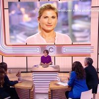 "Une figure de 'Médias le mag' sur cette chaîne" : Mélanie Taravant salue la mémoire de Laetitia Krupa dans "C médiatique" sur France 5