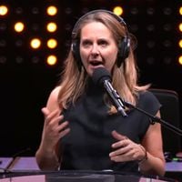 "Chaque semaine, on perd un chroniqueur !" : Charline Vanhoenacker ironise sur l'absence d'Aymeric Lompret en soutien à Guillaume Meurice sur France Inter