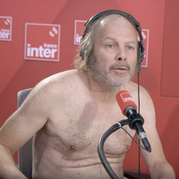 "Cela me paraîtrait ridicule d'être habillé" : Philippe Katerine apparaît complètement nu en direct pour sa première chronique sur France Inter