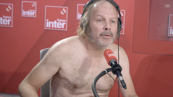 "Cela me paraîtrait ridicule d'être habillé" : Philippe Katerine apparaît complètement nu en direct pour sa première chronique sur France Inter