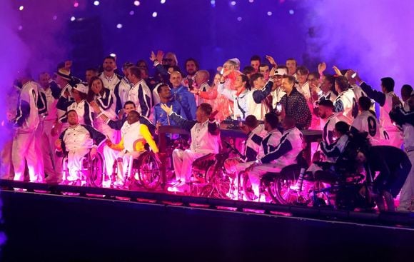 Martin Solveig et les athlètes français des Jeux paralympiques à la cérémonie de clôture