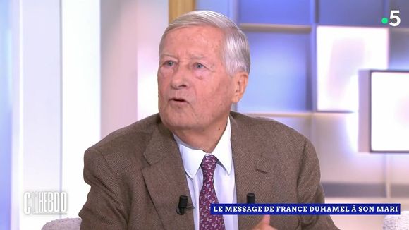 "Il a du mal à décrocher, c'est sûr" : Alain Duhamel reçoit un message touchant de sa femme dans "C l'hebdo" sur France 5