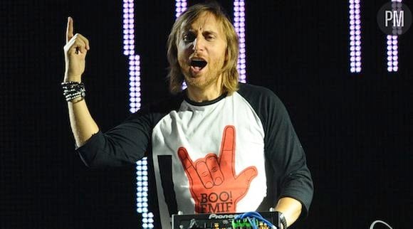 David Guetta mixe dans un club en Russie, en octobre 2011