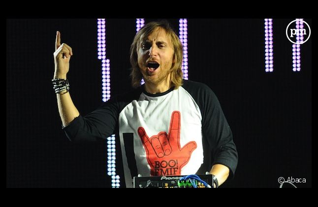 David Guetta mixe dans un club en Russie, en octobre 2011