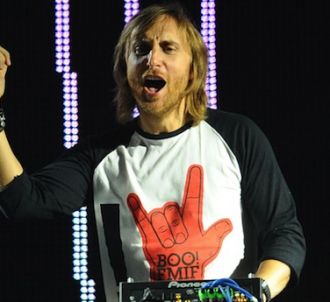 David Guetta mixe dans un club en Russie, en octobre 2011
