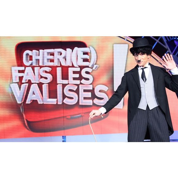 Nagui est déguisé pour présenter son jeu "Chéri(e), fais les valises" sur France 2
