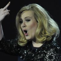 Brit Awards 2012 : interrompue pendant son discours, Adele fait un doigt d'honneur