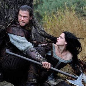 Chris Hemsworth et Kristen Stewart dans "Blanche Neige et le chasseur"