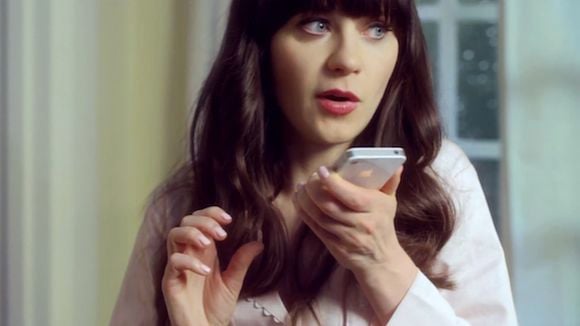 Pub : Apple s'offre Samuel L. Jackson et Zooey Deschanel pour faire la promotion de Siri