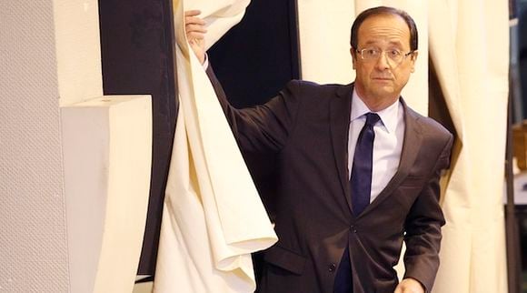 François Hollande à la sortie de l'isoloir à Tulle