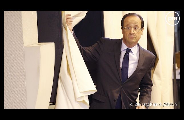 François Hollande à la sortie de l'isoloir à Tulle