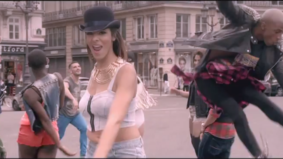 Shy'm dans le clip "Et alors !"