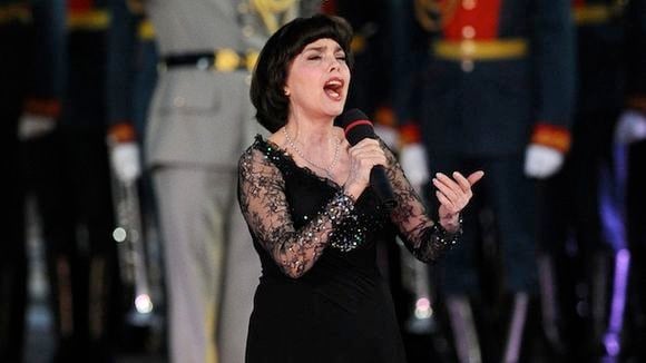 Pussy Riot : Mireille Mathieu attaque en justice "Le Petit Journal" et "On n'est pas couché"