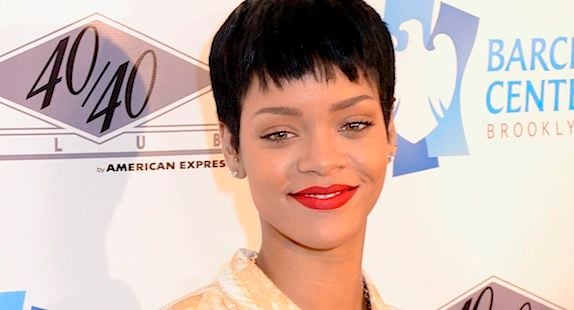 Charts UK : Rihanna devance One Direction, Adele cartonne avec "Skyfall"