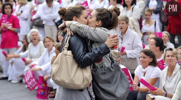 Deux filles s'embrassent à Marseille, sous l'objectif d'un photographe de l'AFP.