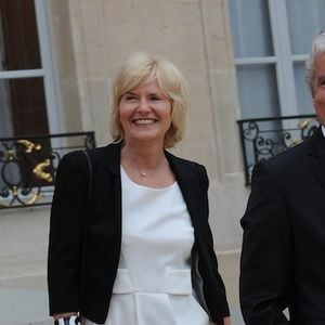 Claude Serillon et sa compagne Catherine Ceylac dans la cour de l'Elysée le 15 mai 2012, lors de l'intronisation de François Hollande.