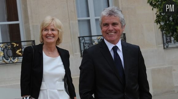 Claude Serillon et sa compagne Catherine Ceylac dans la cour de l'Elysée le 15 mai 2012, lors de l'intronisation de François Hollande.