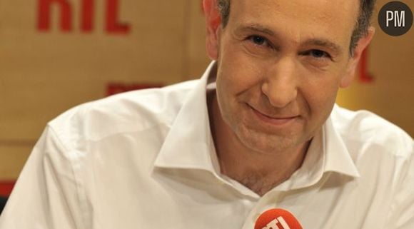 Laurent Bazin présente la première matinale de France : en effet 1,8 million d'auditeurs écoutent chaque matin RTL, soit 17.000 de plus que son premier concurrent.