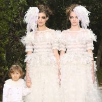 Fashion Week : Chanel fait défiler un couple de femmes et leur fils en robe de mariée