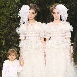 Deux mariées et un enfant sont apparus à la fin du défilé Chanel ce matin à Paris !